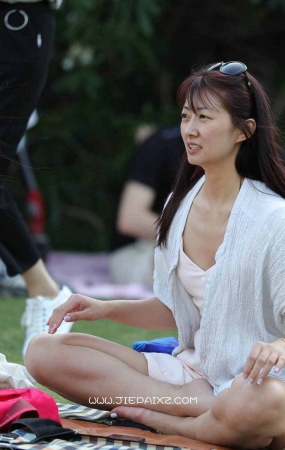 街拍气质长发美女，低胸装身材超苗条。