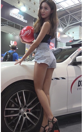 热裤小姐姐