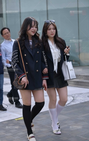 两个制服小姐姐