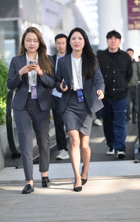 灰色丝制服工装汽车销售