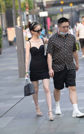 纤细苗条的黑色短裙女友
