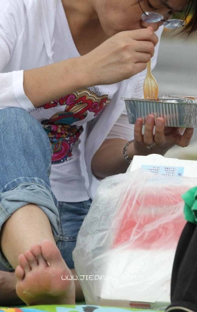 七分牛仔裤少妇