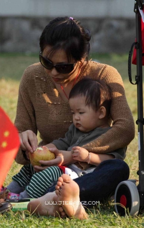 年轻妈妈一双满是汗渍的足底