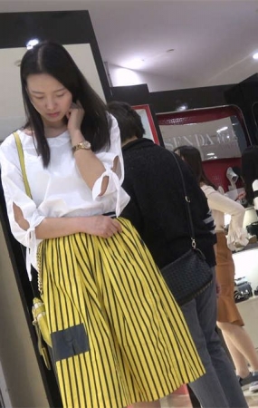 黄色短裙少女试穿高跟凉鞋