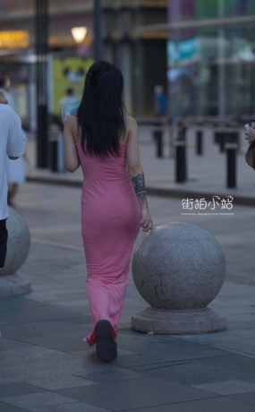 街拍粉色吊带裙美女闺蜜