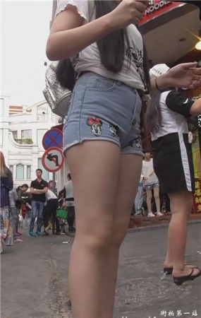 街拍牛仔热裤肉肉的美臀性感美女 [1.05 GB]