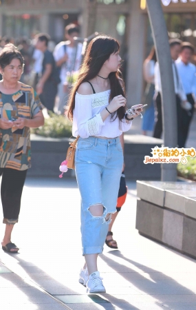 亭亭玉立破洞牛仔清纯少女