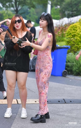 吊带低胸花裙装 24-06-15-532
