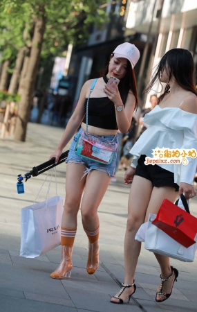 街拍性感短热裤麻豆