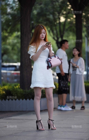 街拍白裙高跟美女