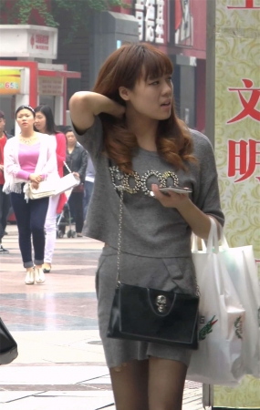 两位性感的丝袜美女