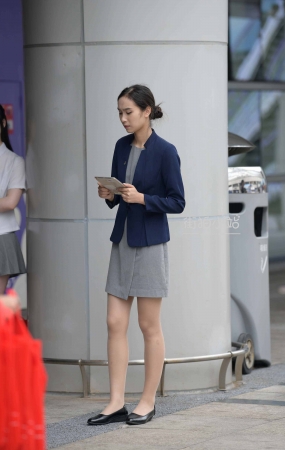 场外发传单的R丝袜美眉