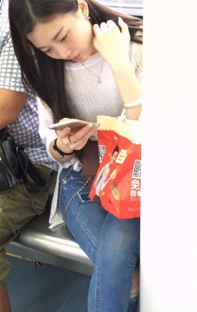 坐在地上冲电的美女