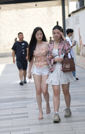 街拍美腿长腿小姐姐