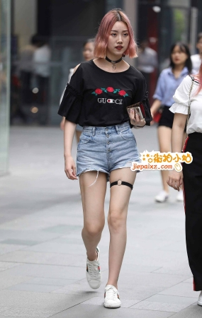 街拍牛仔热裤少女
