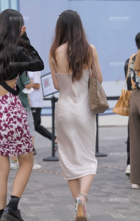 白裙美女