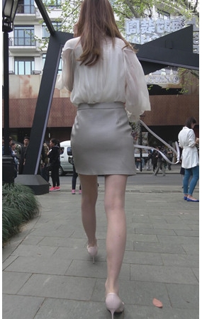 包屯皮裙美女