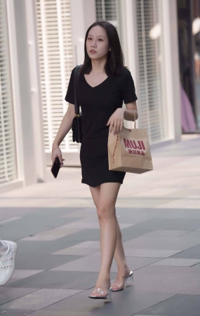 街拍黑色短裙美女