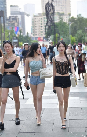 街拍清凉热裤美腿三姐妹