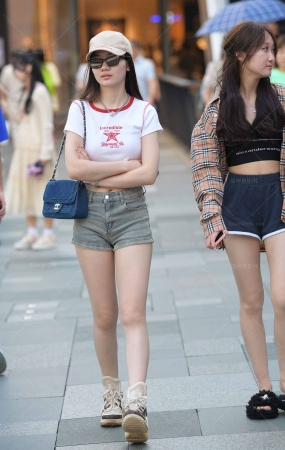 23729-13=74√素颜热裤女孩 14P