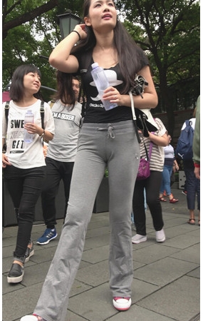 背着双肩包的灰色长裤美女《二》