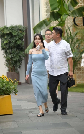 街拍蓝色长裙小姐姐