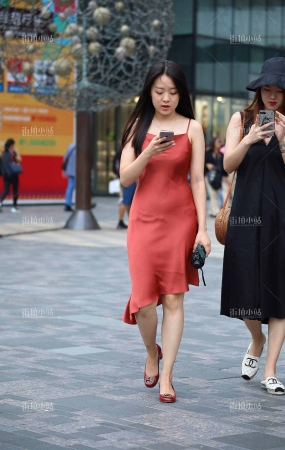 街拍气质红色吊带裙美女