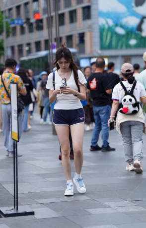 街拍偶遇清清爽爽的运动热裤女生