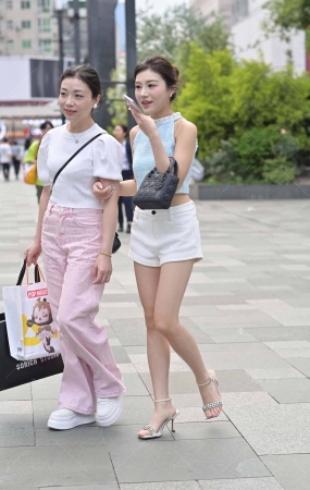 街拍白热裤，长腿凉高小姐姐