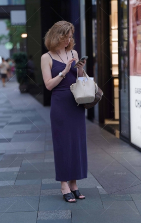金发碧眼的吊带裙美女