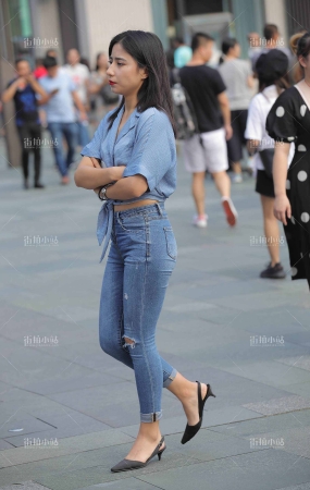 紧身蓝牛妹子