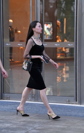 街拍黑色长裙贵妇