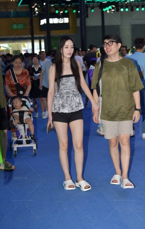 紧抓男友手的白皙女孩儿