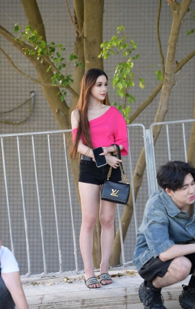 抓拍美腿美眉