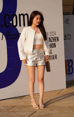 美腿妹子跟成熟韵味姐姐