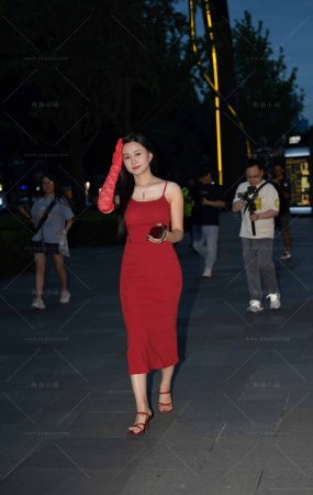 红色吊带裙性感美女
