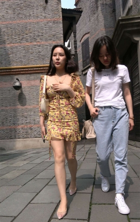 性感低胸装高跟短裙美女