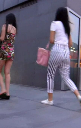 吊带花纹包臀裙和斑马纹长裤美女