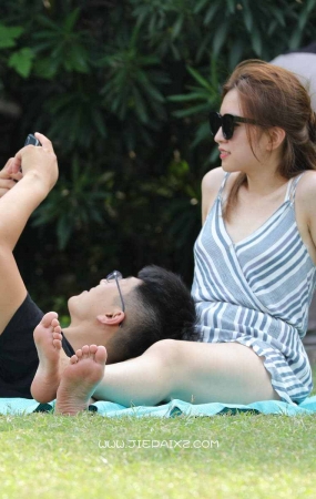 街拍极品白皙美腿高颜值女神第二套