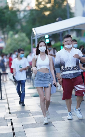 街拍牛仔短裙长腿女友~