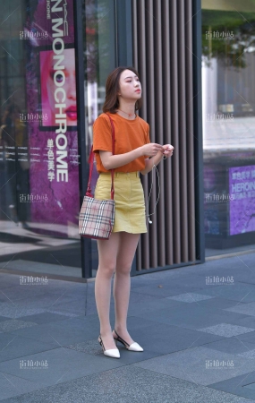 街拍黄色短裙丝袜美眉