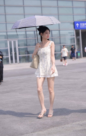 甜美碎花连衣裙美女