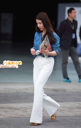 街拍白色喇叭长裤靓女