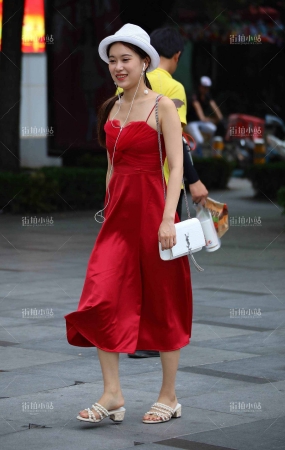 红色长裙靓女