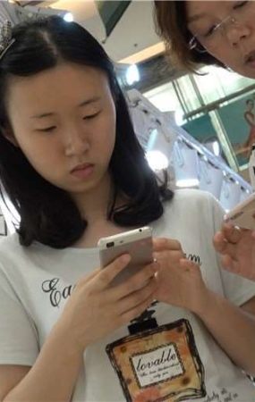 4k-米色凉鞋鱼嘴高跟街拍母女
