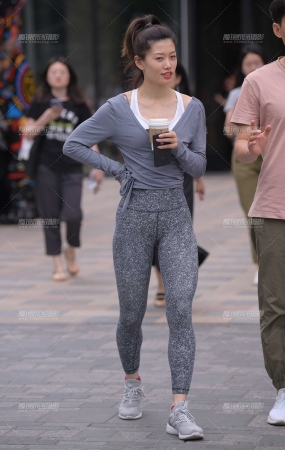 喝咖啡的紧身裤美女