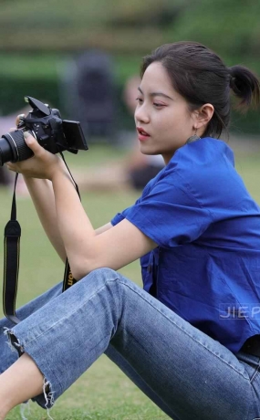 青春靓丽的赤足女孩