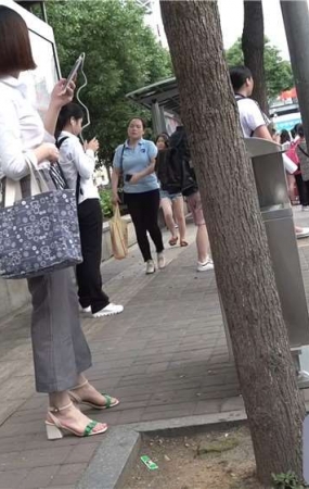 等公交的鲜嫩玉足，凉高跟MM
