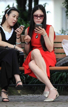 街拍长椅上的一对靓女美足闺蜜