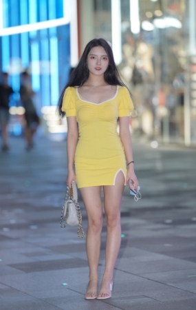 黄裙美女
